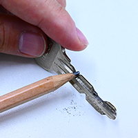 【鍵屋が解説】鍵が回りにくいときはなぜ鉛筆を使用するといいの？