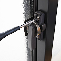 窓やサッシの鍵（クレセント錠）を交換する方法